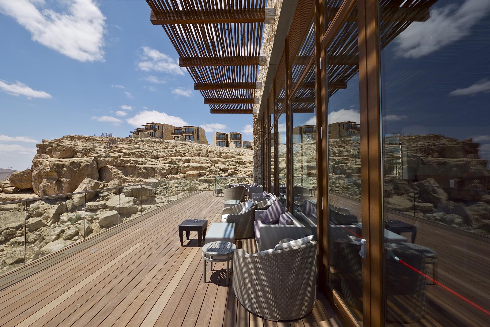 מלון בראשית - חלונות עץ יוקרתיים